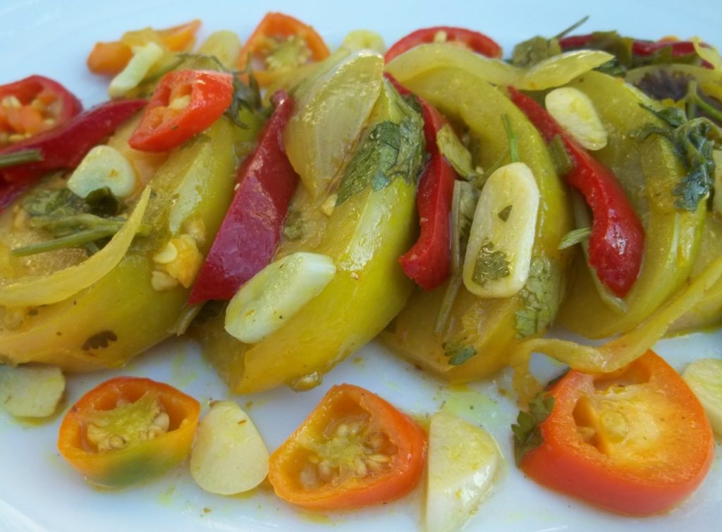 Pickles de tomates vertes à l'ail, au piment et à la coriandre